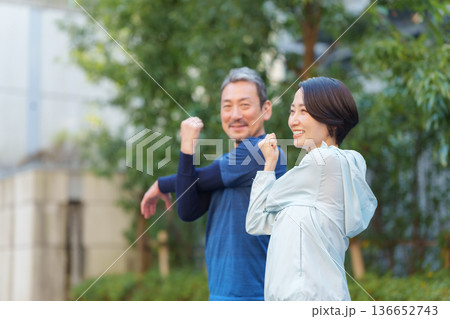 運動をする男女 運動をする男女 136652743