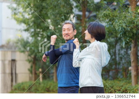 運動をする男女 136652744