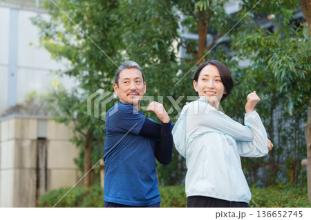 運動をする男女 136652745