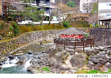 現在は入浴できない独鈷の湯の景観 136652763