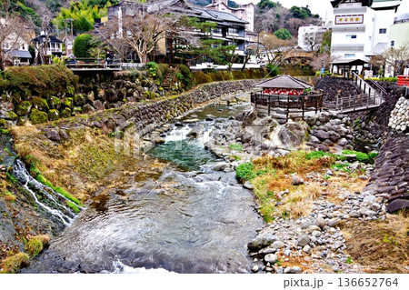 修善寺温泉街を流れる桂川の眺望 修善寺温泉街を流れる桂川の眺望 136652764