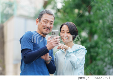 運動をする男女　スマートデバイス 136652891