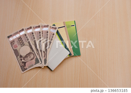 預金通帳と紙幣 136653185