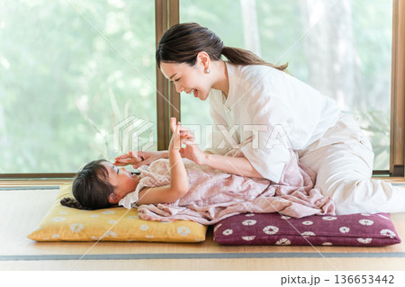 小上がり和室で娘を寝かしつける,あやす笑顔の母親,ママ 136653442