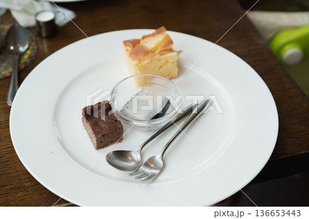 スポンジケーキとチョコレートケーキとゼリーと食器 136653443