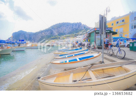 イタリアの港の船 136653682