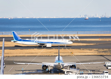 羽田空港離陸前の旅客機 136653734