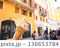ジェラートとイタリアの街並み 136653784