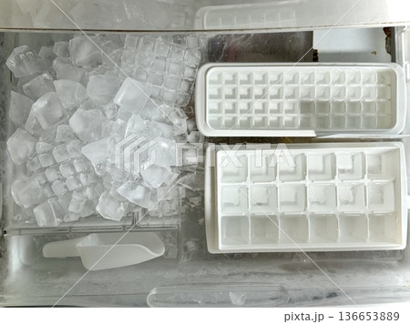 冷凍庫の中の氷 136653889