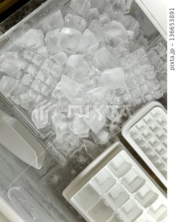 冷凍庫の中の氷 冷凍庫の中の氷 136653891