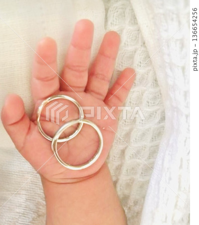 赤ちゃんの手とリング 赤ちゃんの手とリング 136654256