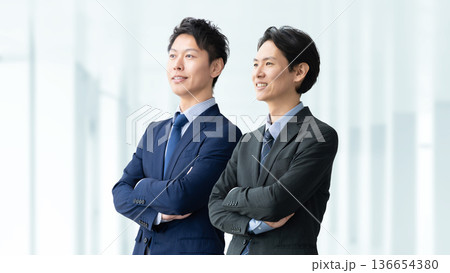 ビジネスマン男性2人のチームワークイメージ ビジネスマン男性2人のチームワークイメージ 136654380