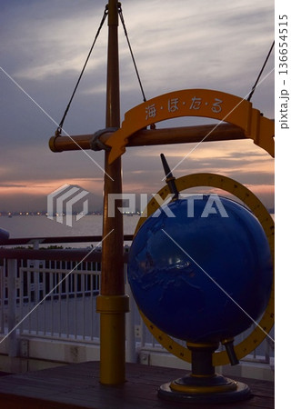 海ほたるの地球儀と富士山 海ほたるの地球儀と富士山 136654515