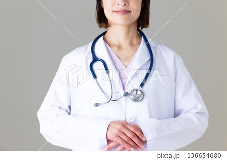 白衣姿のミドル女性医師 136654680