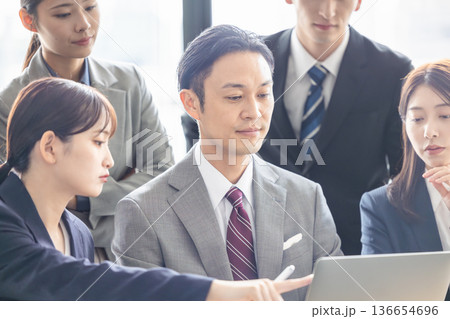 会議をするビジネスグループ 136654696