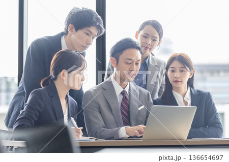 会議をするビジネスグループ 136654697