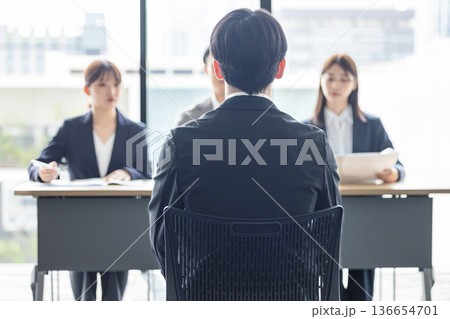 企業面接を受ける就活生の後ろ姿 企業面接を受ける就活生の後ろ姿 136654701