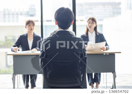 企業面接を受ける就活生の後ろ姿 企業面接を受ける就活生の後ろ姿 136654702