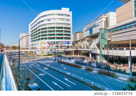 東京都の都市風景　多摩モノレール立川北駅から立川北駅前交差点方向 136654754