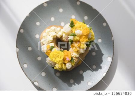 お花しぼりあんこケーキ 136654836