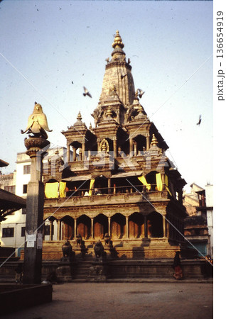 ネパール・パタンの石造寺院とガルーダ像（1989年撮影） 136654919