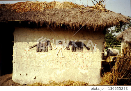 ネパール農村の伝統家屋と壁画（1989年撮影） 136655258