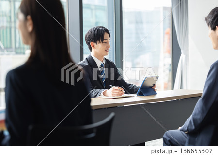 企業面接を受ける就活生の後ろ姿 136655307