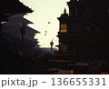 夕暮れに浮かぶネパール伝統寺院のシルエット（1989年撮影） 136655331