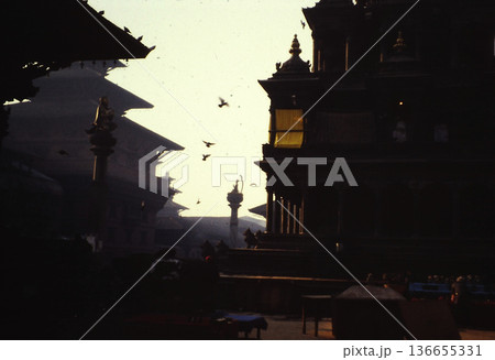 夕暮れに浮かぶネパール伝統寺院のシルエット（1989年撮影） 136655331