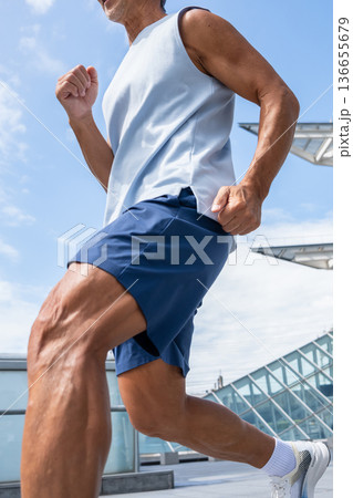 ジョギングをする男性 136655679