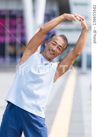 ストレッチをするシニア男性 136655682