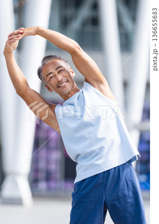 ストレッチをするシニア男性 136655683