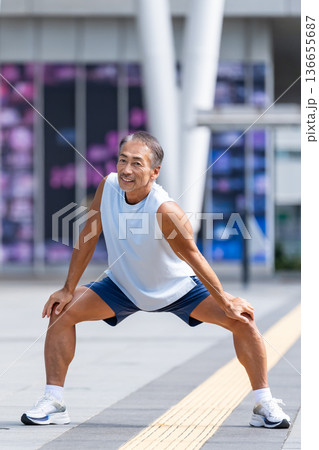 ストレッチをするシニア男性 136655687