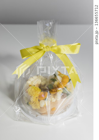 ラッピングされたお花しぼりあんこケーキ 136655712