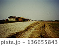 ネパール農村の藁葺き家屋と農道、畑が広がる生活風景（1989年撮影・エディトリアル） 136655843