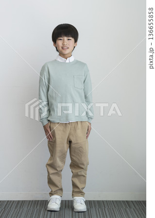 カメラ目線で笑顔の9歳の男の子 カメラ目線で笑顔の9歳の男の子 136655858