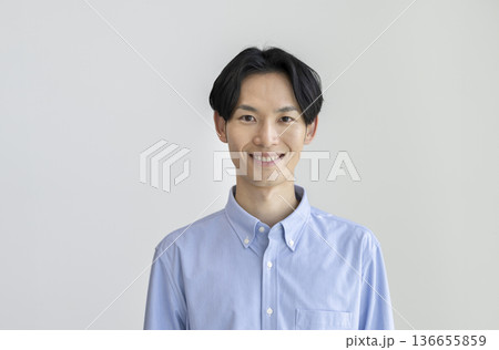 カメラ目線で笑顔の30代の男性 136655859
