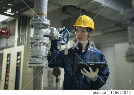 点検作業を行うビルメンテナンススタッフ 136655879