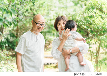 孫を抱っこするシニア夫婦（帰省,初孫,里帰り,実家） 136656010