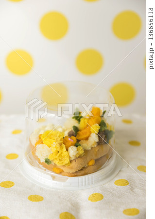 容器に入ったお花しぼりあんこケーキ 容器に入ったお花しぼりあんこケーキ 136656118