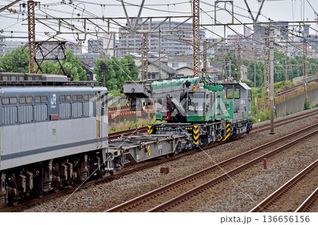 東海道本線 相模貨物 JR貨物 EF65-2083(新鶴見)+コキ106-357+建設機械 東海道本線 相模貨物 JR貨物 EF65-2083(新鶴見)+コキ106-357+建設機械 136656156