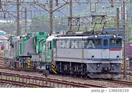東海道本線 相模貨物 JR貨物 EF65-2083(新鶴見)+コキ106-357+建設機械 東海道本線 相模貨物 JR貨物 EF65-2083(新鶴見)+コキ106-357+建設機械 136656159