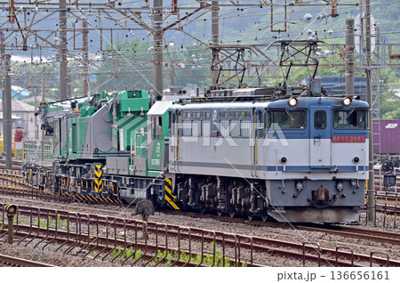 東海道本線　相模貨物　JR貨物　EF65-2083（新鶴見）＋コキ106-357＋建設機械 136656161