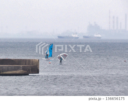 ウインドサーフィンとウイングサーフィンの海岸風景 ウインドサーフィンとウイングサーフィンの海岸風景 136656175