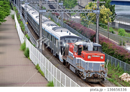 東海道本線　桜木町－東高島　JR貨物　DE10-1749＋東急3020系　3123編成　甲種輸送 136656336