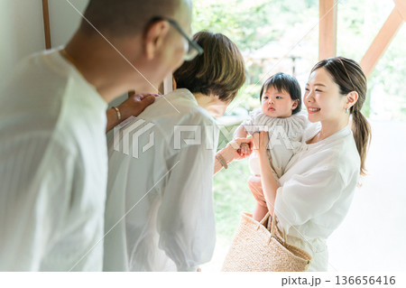 実家に帰省した孫娘を抱っこする母親(里帰り,三世代家族) 実家に帰省した孫娘を抱っこする母親(里帰り,三世代家族) 136656416