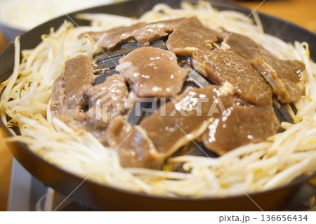 家庭で楽しむジンギスカン鍋 ラム肉ともやし 家庭で楽しむジンギスカン鍋 ラム肉ともやし 136656434