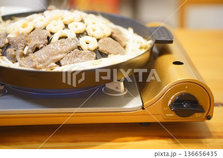 海老とラム肉のジンギスカン鍋 家庭料理風景 海老とラム肉のジンギスカン鍋 家庭料理風景 136656435