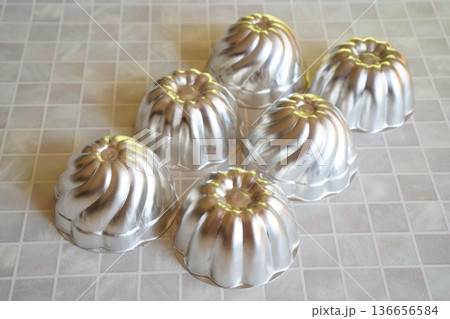 光沢が美しいアルミ製ゼリー型を並べたキッチン用品素材写真 136656584