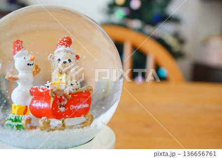 クリスマススノードーム 室内で撮影した冬の装飾素材 136656761